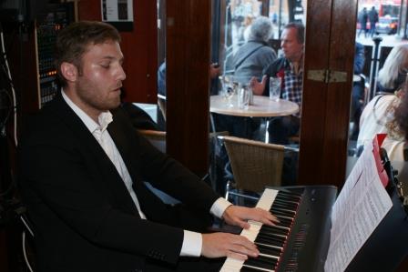 Bernhard Greter performing