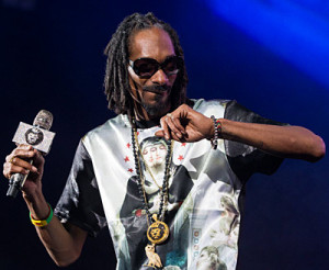 140415-Snoop_Dogg_Performing_with_King_Ice_Microphone_and_Necklaces