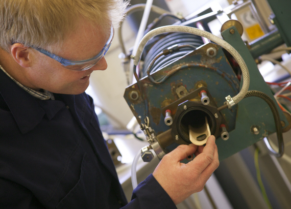 SINTEF scientist Tommy Mokkelbost withdraws freshly baked cathode material out of a laboratory furnace. Photo: SINTEF / Gry Karin Stimo