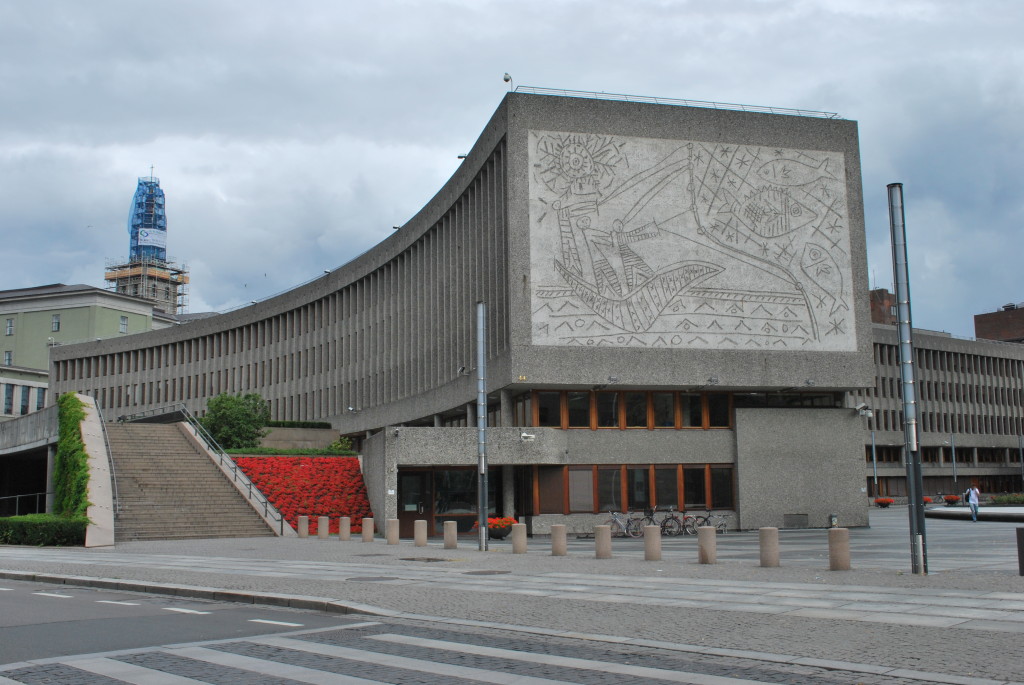 Y-block with Picasso decorated facade