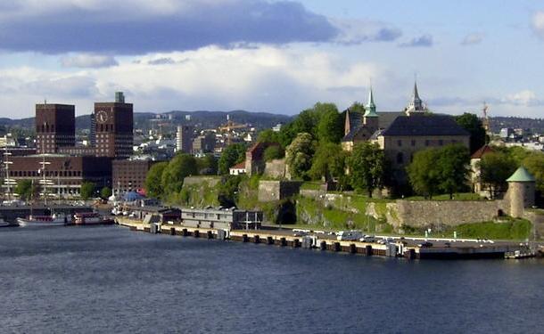 Oslo: Town hall to the left and Akershus fortress to the right