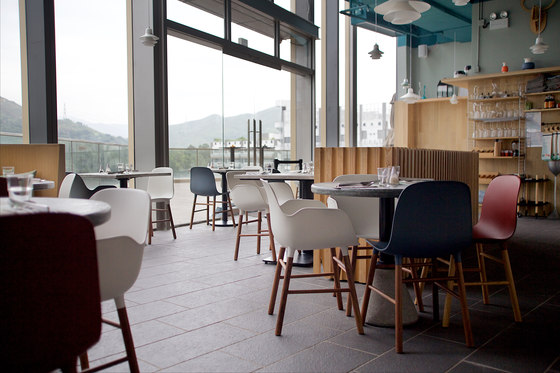 Floor-to-ceiling windows provide the restaurant with ample day light.