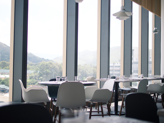 A color combination of white and light blue give the restaurant a open and friendly atmosphere.