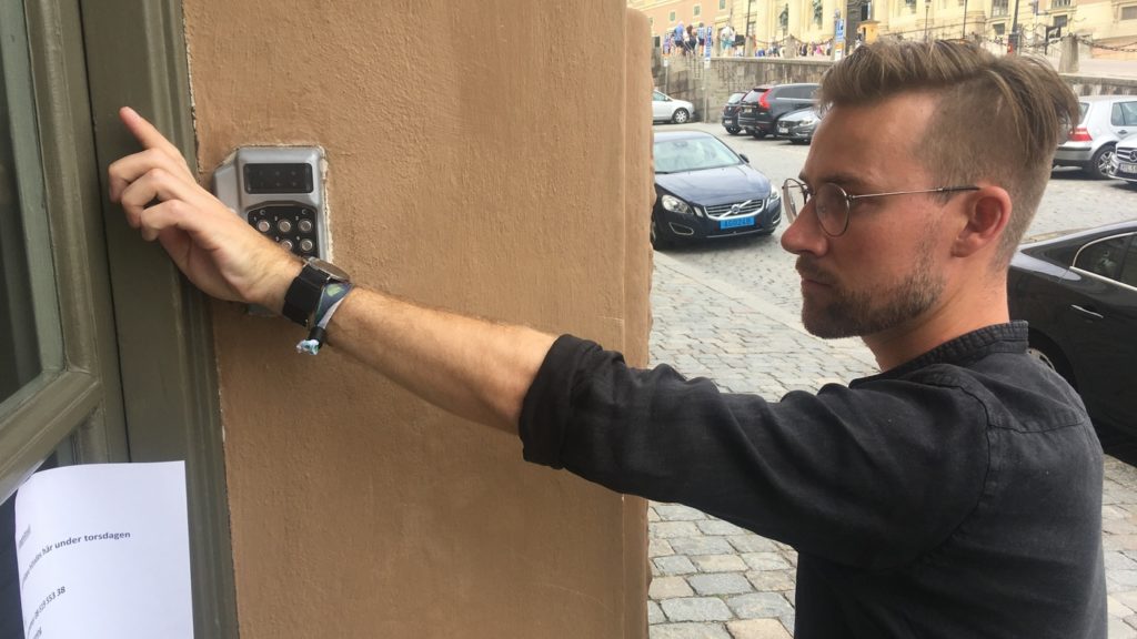 Swedes Will Pay for Christmas Gifts by Implanted Microchips This Year